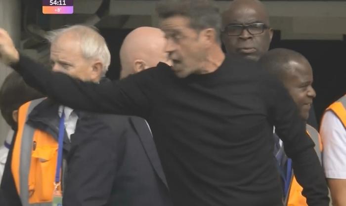 爱游戏手机版-气炸了！切尔西超时进球后，富勒姆主帅席尔瓦场边暴怒与四官争论